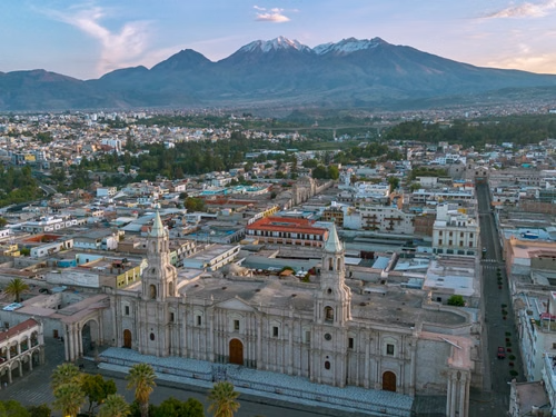 Vista aérea de Arequipa con el volcán Misti