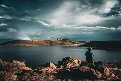 Viajero contemplando un lago andino